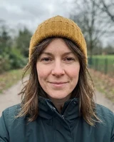 追加する女性のAI生成の参照ポートレート